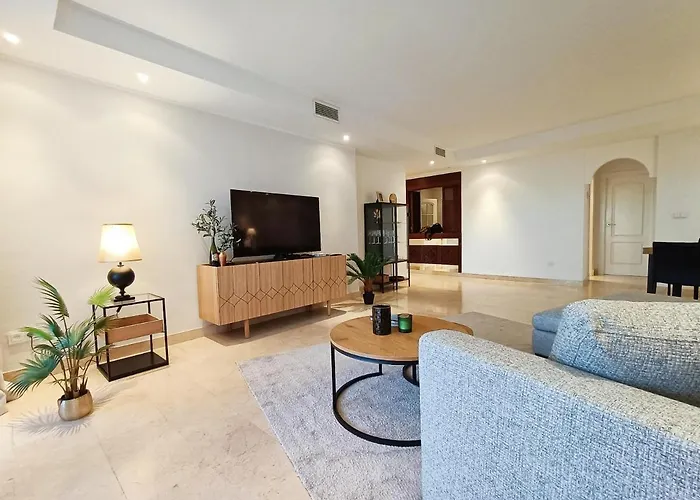 Oasis 3 Bedroom Golden Mile Apartment *